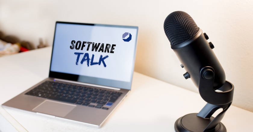 Mikrofon auf Tisch neben Notebook mit dem Schriftzug "Software-Talk"